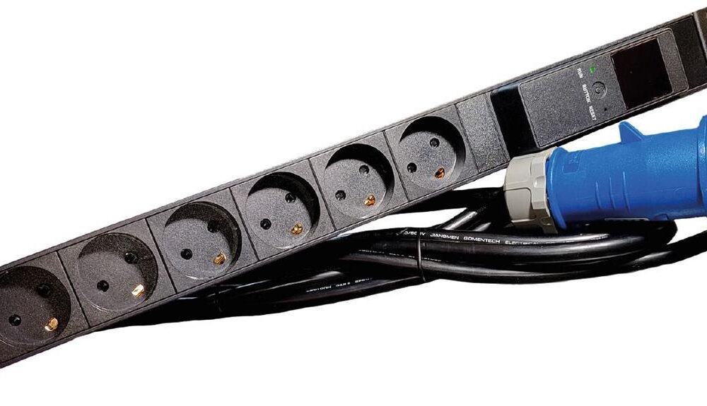 Lanview LVR261876D. PDU-Typen: Standard, Rack-Kapazität: 1U, Typ: Einphasig. Anzahl der AC-Ausgänge: 6 AC-Ausgänge, AC-Steckertypen: Typ K, Stecker: IEC 60309. LED-Anzeigen: Leistung, Kabellänge: 4 m. Nominale Eingang Spannung: 230 V, Stromstärke (maximal): 16 A, Nominale Ausgang Spannung: 230 V. Breite: 482,5 mm, Tiefe: 44,4 mm, Höhe: 44,4 mm (LVR261876D)