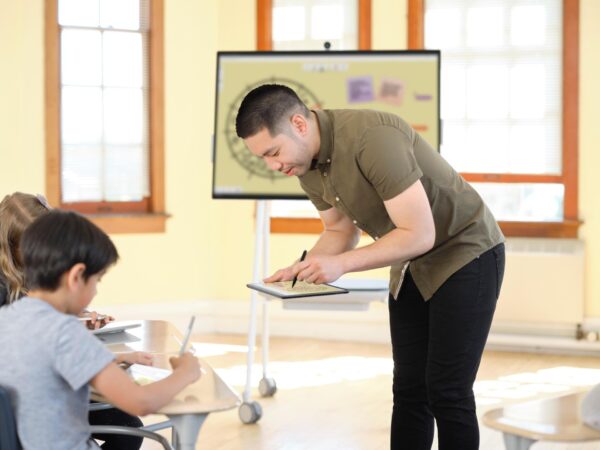 Microsoft Surface Slim Pen 2 - Aktiver Stylus - 2 Tasten - Bluetooth 5,0 - mattschwarz - kommerziell - für Microsoft Surface Hub 2S, Laptop Studio, Pro 8, Pro 9, Pro X, Studio 2, Surface Duo 2 (8WX-00006)