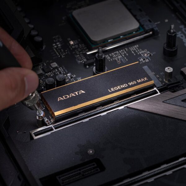 ADATA Legend 960 MAX - SSD - 1TB - intern - M.2 2280 - PCIe 4,0 x4 (NVMe) - 256-Bit-AES - integrierter Kühlkörper (ALEG-960M-1TCS)