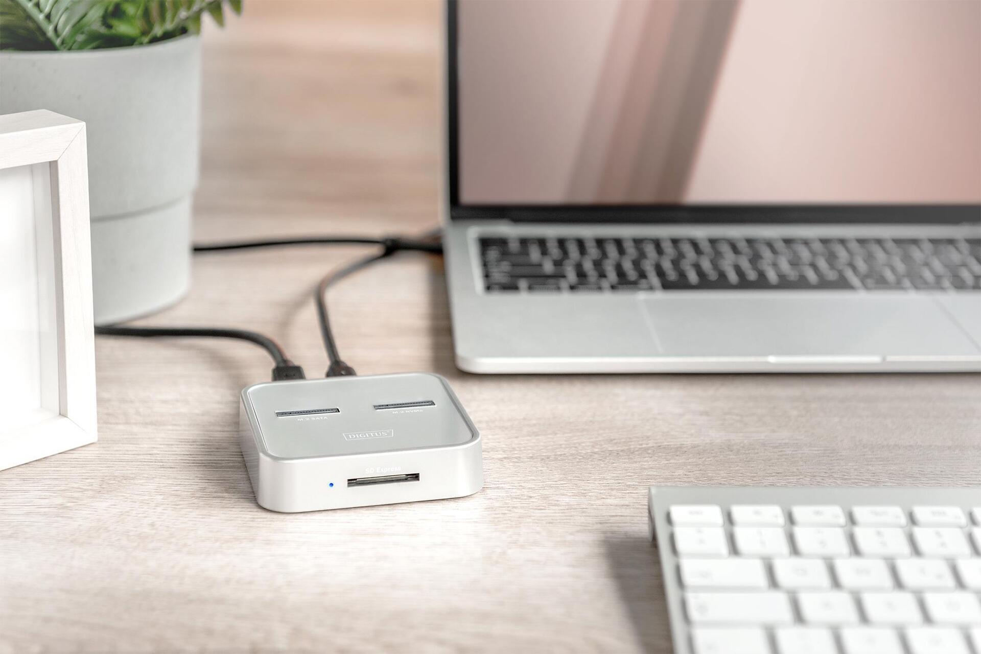 DIGITUS - SSD-Dockingstation mit Datenanzeige, SD Express Kartenlesegerät Schächte: 2 - M.2 - M.2 Card (PCIe NVMe & SATA) - USB-C 3,2 (Gen 2) - Silber (DA-71546)